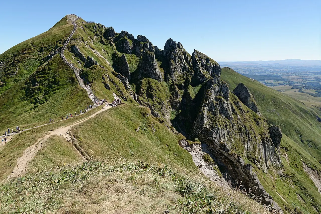 Les crêtes verdoyantes du puy de Sancy, dans le Massif central